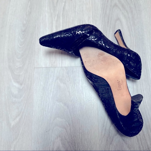 ESTILOS Black Suede and Patent Leather Textured Pumps . - Picture 6 of 7